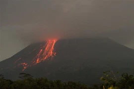 Dung nham phun trào từ miệng núi lửa Merapi, nhìn từ Tunggul Arum, huyện Sleman, Yogyakarta (Indonesia) ngày 21/6/2021. (Ảnh: THX/TTXVN)