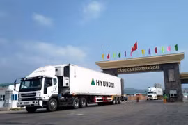 Phương vận chuyển hàng hóa xuất nhập khẩu ở Móng Cái. (Ảnh: TTXVN/TTXVN)