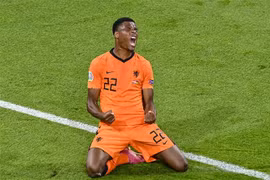 Hậu vệ Hà Lan Denzel Dumfries ăn mừng sau khi ghi bàn nâng tỷ số 3-2 cho đội nhà trong trận đấu gặp Ukraine tại vòng chung kết EURO 2020 ở Amsterdam, ngày 13/6/2021. (Ảnh: AFP/TTXVN)