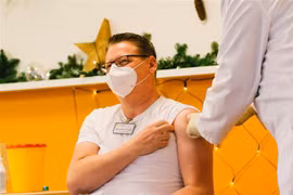 Tiêm vaccine phòng COVID-19 cho người dân ở Cologne (Đức) ngày 27/12/2020. (Ảnh: THX/TTXVN)