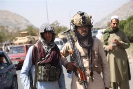 Các tay súng Taliban gác tại thủ đô Kabul của Afghanistan. (Ảnh: THX/TTXVN)