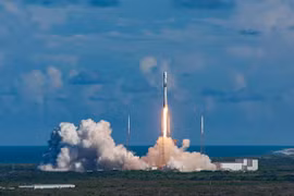 Tên lửa Falcon 9 mang theo vệ tinh Anasis-II - vệ tinh liên lạc quân sự đầu tiên của Hàn Quốc, cất cánh tại Trung tâm Vũ trụ Kennedy ở Florida (Mỹ), ngày 20/7/2020. (Nguồn: koreabizwire.com)
