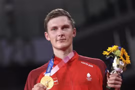 Tay vợt Đan Mạch Viktor Axelsen giành huy chương Vàng nội dung cầu lông đơn nam tại Olympic Tokyo 2020, ngày 2/8/2021. (Ảnh: THX/TTXVN)