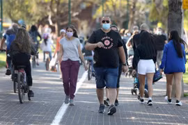 Người dân đeo khẩu trang phòng dịch COVID-19 tại Tel Aviv, Israel ngày 26/12/2020. (Ảnh: THX/TTXVN)