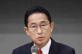 Ông Fumio Kishida trong phiên thảo luận trực tuyến tại trụ sở của đảng ở Tokyo, ngày 22/9/2021. (Ảnh: Kyodo/TTXVN)