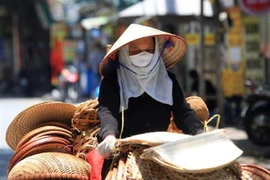 Nền nhiệt tại Hà Nội hiện phổ biến từ 38-40 độ C, có nơi trên 40 độ C. (Ảnh: Phan Tuấn Anh/TTXVN)