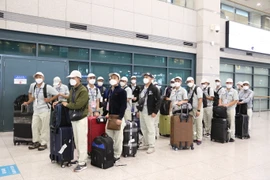 Nhóm lao động Việt Nam đang đợi nhập cảnh tại sân bay Incheon, Hàn Quốc. (Ảnh: Mạnh Hùng)