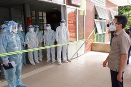 Phó Thủ tướng Chính phủ Vũ Đức Đam thăm hỏi cán bộ y tế Bệnh viện Đa khoa khu vực Hậu Nghĩa, huyện Đức Hòa (tỉnh Long An), hồi cuối tháng 8/2021. (Ảnh: TTXVN)