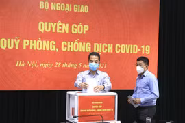 Lãnh đạo Bộ Ngoại giao quyên góp, ủng hộ Quỹ phòng, chống COVID-19. (Ảnh: Lâm Khánh/TTXVN)