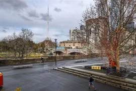 Cảnh vắng vẻ tại một tuyến đường ở thành phố Melbourne, bang Victoria (Australia) khi lệnh phong tỏa chống dịch COVID-19 được áp dụng, ngày 16/7/2021. (Ảnh: AFP/TTXVN)