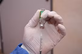 Vaccine phòng COVID-19 do hãng dược phẩm AstraZeneca và Đại học Oxford phối hợp bào chế. (Ảnh: THX/TTXVN)