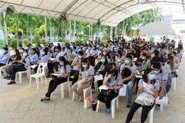 Người dân xếp hàng chờ xét nghiệm COVID-19 tại Bangkok (Thái Lan), ngày 9/7/2021. (Ảnh: THX/TTXVN)