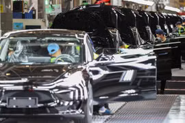 Bên trong nhà máy của Tesla ở Thượng Hải (Trung Quốc), ngày 20/11/2020. (Ảnh: THX/TTXVN)