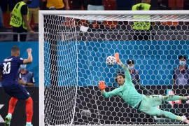 Tiền đạo Pháp Kylian Mbappe (phải) sút luân lưu không thành công trong trận đấu gặp Thụy Sĩ ở vòng 16 đội, EURO 2020 ở Bucharest, Romania ngày 28/6/2021. (Ảnh: AFP/TTXV