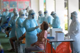 Nhân viên y tế lấy mẫu xét nghiệm COVID-19 cho người dân tại Bangkok, Thái Lan ngày 13/5/2021. (Ảnh: THX/TTXVN)