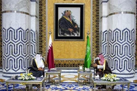 Thái tử Saudi Arabia Mohammed bin Salman (phải) và Quốc vương Qatar Sheikh Tamim bin Hamad Al-Thani trong cuộc gặp tại Jeddah (Saudi Arabia), ngày 10/5/2021. (Ảnh: AFP/ TTXVN)