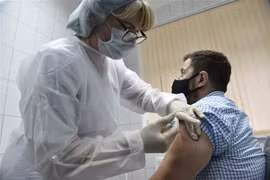Tiêm vaccine ngừa COVID-19 cho người dân ở Moskva (Nga). (Ảnh: AFP/TTXVN)