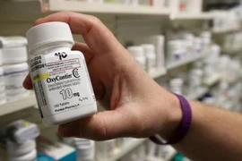 Một dược sỹ cầm chai OxyContin do Purdue Pharma sản xuất tại một hiệu thuốc ở Provo, Utah (Mỹ), ngày 9/5/2019. (Nguồn: reuters.com)
