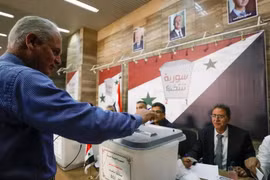 Một người bỏ phiếu trong cuộc bầu cử tổng thống ở Syria, tại Bộ Thông tin ở Damascus, ngày 26/5/2021. (Nguồn: rfi.fr)