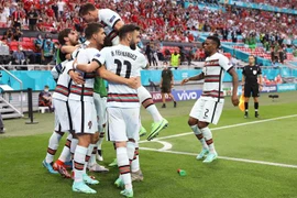 Bruno Fernandes (áo số 11) ăn mừng cùng các đồng đội sau khi Bồ Đào Nha ghi bàn thắng vào lưới đội tuyển Hungary trên sân Puskas tại Budapest, ngày 15/6/2021. (Ảnh: AFP/TTXVN)