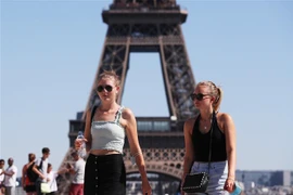 Du khách thăm quan Tháp Eiffel ở Paris (Pháp) ngày 7/8/2020. (Ảnh: THX/TTXVN)