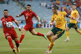 Tiền đạo Xứ Wales Gareth Bale (thứ 2 từ phải sang) đối mặt với hậu vệ Umut Meras của Thổ Nhĩ Kỳ trong lượt trận thứ 2 bảng A, vòng chung kết EURO 2020 tại Baku, Azerbaijan. (Ảnh: AFP/TTXVN)