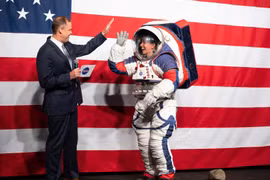 NASA đã tiết lộ một nguyên mẫu trên mặt đất của bộ đồ xEMU vào năm 2019, tại trụ sở NASA tại Washington. (Nguồn: cnn.com)