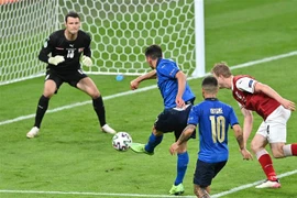 Tiền vệ Italy Matteo Pessina (thứ 2, trái) ghi bàn nâng tỷ số 2-0 cho tuyển Italy trong hiệp phụ trận gặp Áo ở vòng 16 đội, EURO 2020 trên sân Wembley (Anh) ngày 26/6/2021. (Ảnh: AFP/TTXVN)