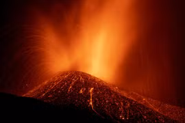 Dung nham từ một vụ phun trào núi lửa trên đảo La Palma ở Canaries (Tây Ban Nha), ngày 23/9/2021. (Nguồn: apnews.com)