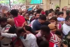 Chen lấn ở cổng đền thờ Mahakaleshwar. (Nguồn: indiatoday.in)