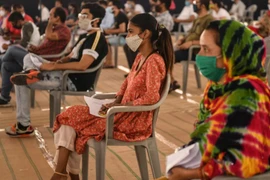 Người dân chờ tiêm vaccine ngừa COVID-19 ở Amritsar (Ấn Độ). (Nguồn: telegraph.co.uk)