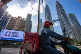 Cảnh vắng vẻ trên đường phố ở Kuala Lumpur, Malaysia, sau khi chính quyền áp đặt các biện pháp phòng dịch COVID-19 . (Ảnh: THX/TTXVN)