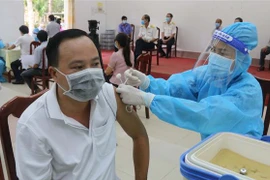 Tiêm vaccine ngừa COVID-19 cho người dân ở tỉnh Trà Vinh. (Ảnh: Thanh Hòa /TTXVN)