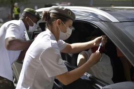 Người dân được tiêm vaccine ngừa COVID-19 tại Sao Paulo (Brazil), ngày 1/5/2021. (Ảnh: AFP/TTXVN)
