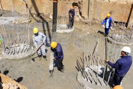 Thi công trên công trường dự án đầu tư xây dựng cầu Mỹ Thuận 2, thành phố Vĩnh Long (tỉnh Vĩnh Long). (Ảnh: Phạm Minh Tuấn/TTXVN)