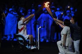 Vận động viên tiêu biểu của Nhật Bản - Wakako Tsuchida (trái) tại lễ thắp ngọn đuốc Olympic Tokyo 2020, ngày 23/7/2021. (Ảnh: AFP/TTXVN)