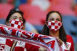 Cổ động viên đội tuyển Croatia cổ vũ đội nhà trong trận gặp Anh tại bảng D EURO 2020 ở Amsterdam (Hà Lan), ngày 13/6/2021. (Ảnh: THX/TTXVN)