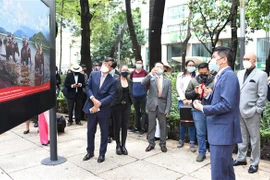 Đại sứ Việt Nam tại Mexico Nguyễn Hoành Năm giới thiệu với quan khách và người dân sở tại về thiên nhiên, con người Việt Nam, ngày 7/9/2021. (Ảnh: Việt Hùng/TTXVN)