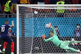 Tiền đạo Pháp Kylian Mbappe (phải) sút luân lưu không thành công trong trận đấu gặp Thụy Sĩ ở vòng 16 đội, EURO 2020 ở Bucharest, Romania ngày 28/6/2021. (Ảnh: AFP/TTXV