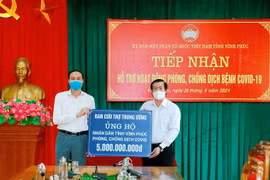 Ủy ban Mặt trận Tổ quốc tỉnh Vĩnh Phúc tiếp nhận 5 tỷ đồng ủng hộ công tác phòng, chống dịch COVID-19 từ Ủy ban Trung ương Mặt trận Tổ quốc Việt Nam. (Ảnh: Nguyễn Thảo/TTXVN)