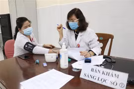 Khám sàng lọc trước khi tiêm vaccine phòng COVID-19 tại tỉnh Bến Tre, hồi tháng 4/2021. (Ảnh: Huỳnh Phúc Hậu/TTXVN)