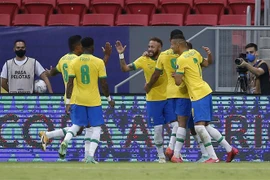Neymar (giữa) ăn mừng cùng các đồng đội Brazil sau khi ghi bàn vào lưới Venezuela trong trận đấu bảng B Copa America 2021 ở Brasilia, Brazil, ngày 13/6/2021. (Ảnh: THX/TTXVN)