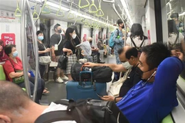 Người dân đeo khẩu trang phòng dịch trên tàu điện ngầm tại Singapore, ngày 14/5/2021. (Ảnh: THX/TTXVN)