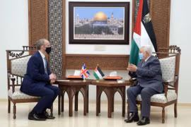 Tổng thống Palestine Mahmoud Abbas (phải) gặp Ngoại trưởng Anh Dominic Raab tại Ramallah, Bờ Tây, hôm 26/5. (Nguồn: saudigazette.com.sa)