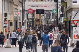 Người dân di chuyển trên đường phố tại Brussels, Bỉ, ngày 19/5/2021. (Ảnh: THX/TTXVN)