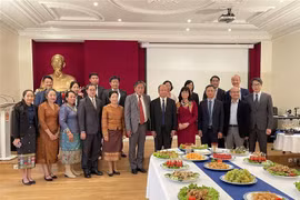 Chụp ảnh lưu niệm giữa các cán bộ ngoại giao Việt Nam và Lào tại Pháp. (Ảnh: Nguyễn Thu Hà/TTXVN)