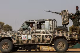 Lực lượng an ninh chờ đón các nữ sinh được giải cứu ở Jangebe, Zamfara (Nigeria) hồi tháng 3/2021. (Nguồn: trtworld.com)