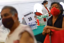 Mexico đang tiến hành tiêm chủng cho người dân ở độ tuổi 50-59 tuổi, sau khi tiêm ít nhất 1 mũi cho đội ngũ y tế tuyến đầu chống dịch và người ngoài 60 tuổi. (Nguồn: reuters.com)