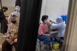 Tiêm chủng vaccine ngừa COVID-19 tại Kuala Lumpur, Malaysia, ngày 31/5/2021. (Ảnh: THX/TTXVN)