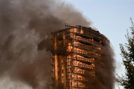 Sốc với cảnh biển lửa trùm lên tòa chung cư 20 tầng ở Italy